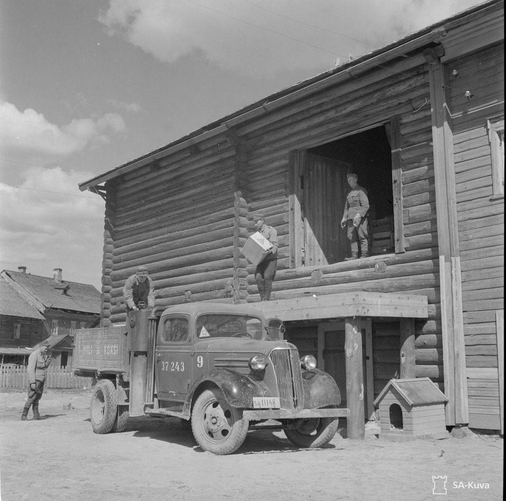 Varastosta lastataan tavaroita autoon. Aunus 1943. SA-kuva. 