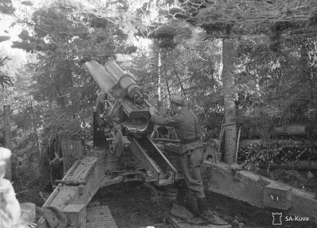 Suomalaisen raskaan kenttähaupitsin naamioitu tuliasema Lemissä 1941. SA-kuva. 