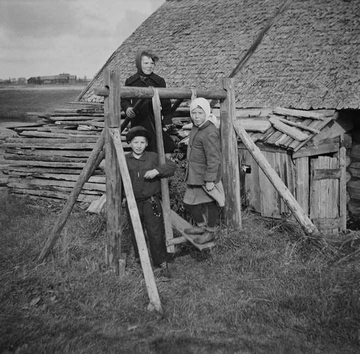 Itäkarjalaisia lapsia keinussa 1942. Kuva: Tyyni Vahter, Suomalaisugrilainen kokoelma, Museovirasto.