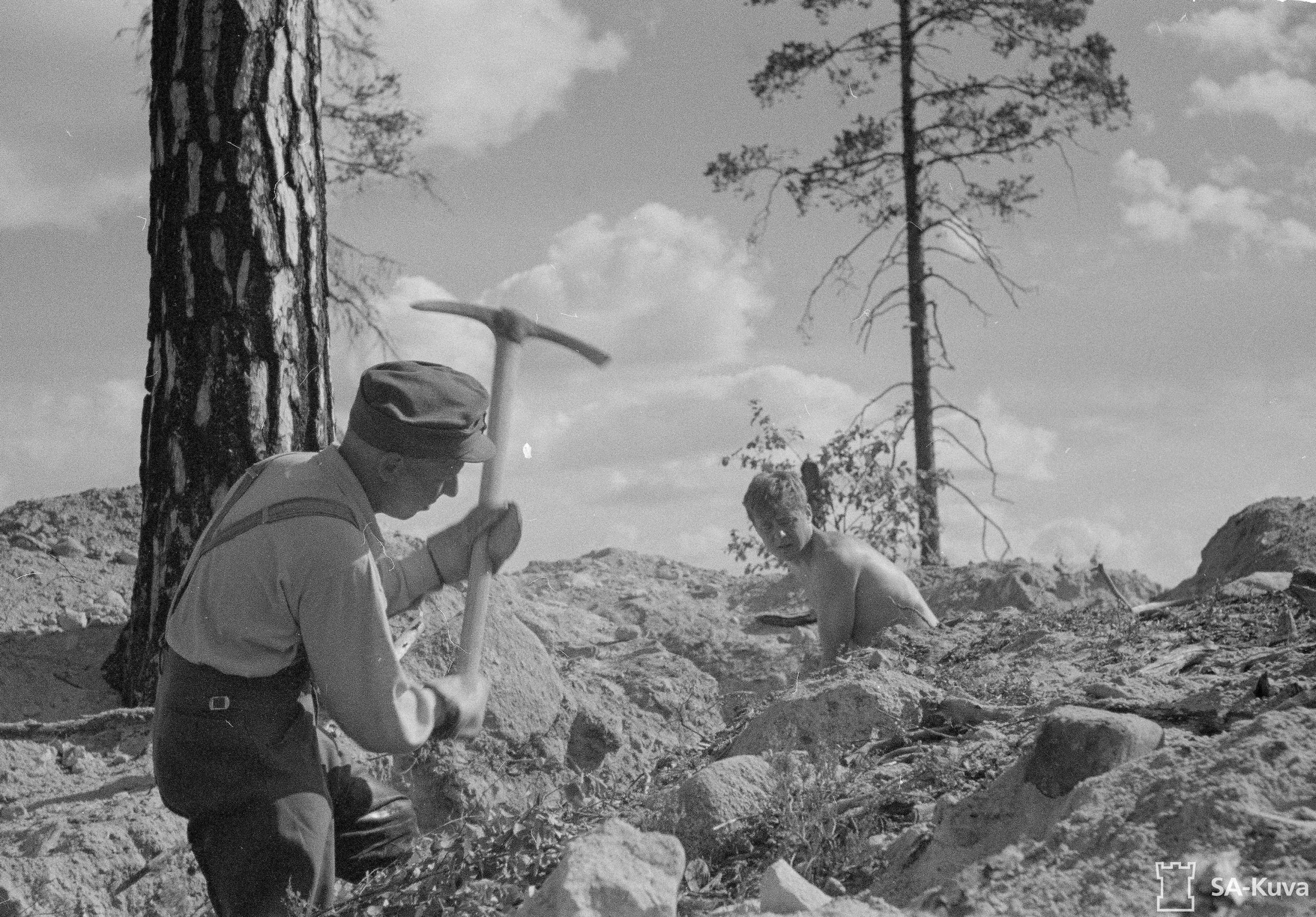 Miehiä linnoitustöissä 1944. Kuva: P. Jänis, SA-kuva.